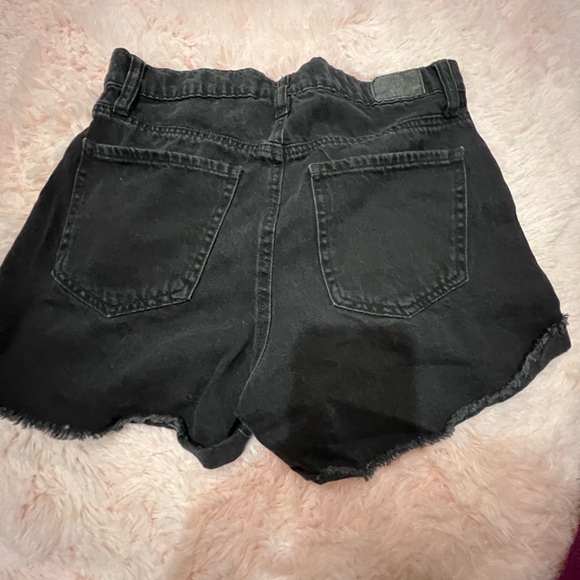 ⭐️AERO‎ Edgy Black Frayed Hem Jean Shorts - Picture 3 of 3